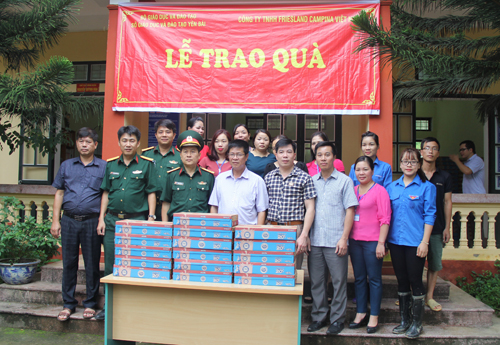 Trao tặng 30 tấn sữa cho các trường học trong vùng mưa lũ ảnh 1